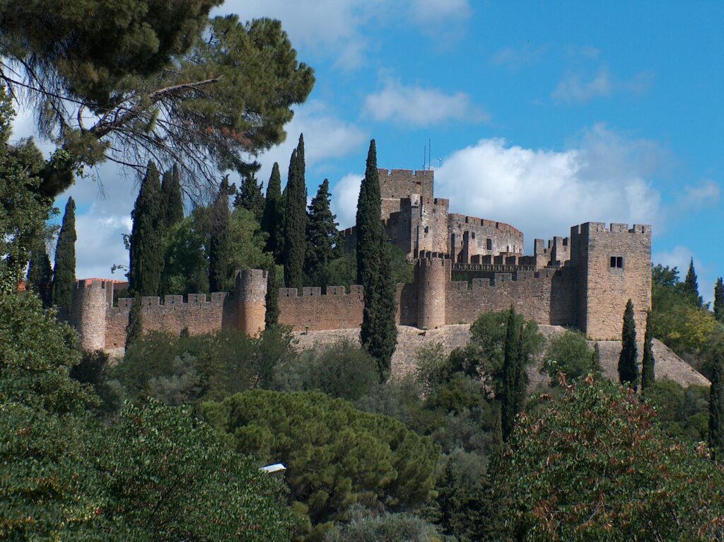 O Castelo dos Templários em Tomar.

O Mestre da Ordem e fundador de Tomar, D. Gualdim Pais, tinha participado nas Cruzadas no Oriente Médio e conhecia bem as técnicas militares dos muçulmanos. Ao ordenar a construção do Castelo de Tomar, adoptou uma série de medidas defensivas que tornavam o Castelo praticamente inexpugnável.  